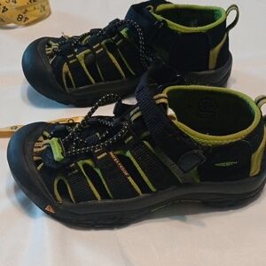 Boys Keen Black and Green Outdoor Sandals with Protective Toe BumperSize 12